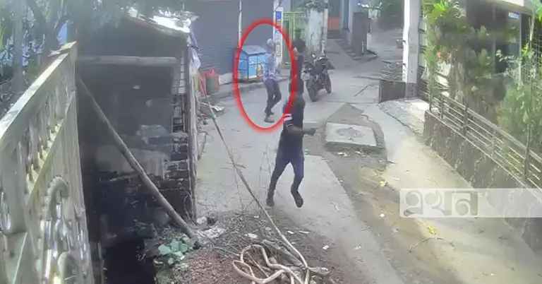 গুলি ছুড়ছে এক দুর্বৃত্ত